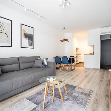 Downtown Lonyay 38 *