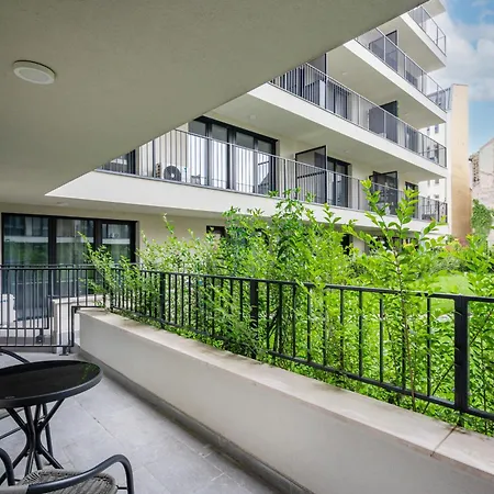 Downtown Lonyay 38 *