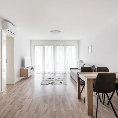 Downtown Lonyay 38 *