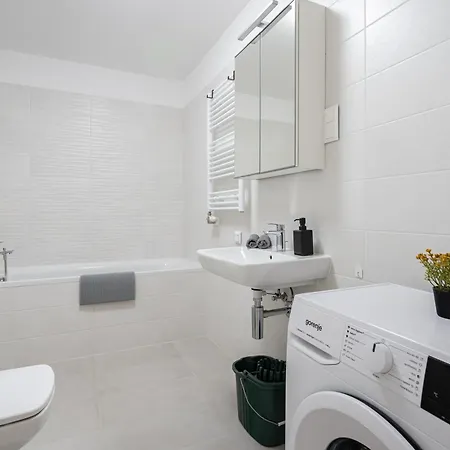 Downtown Lonyay 38 *