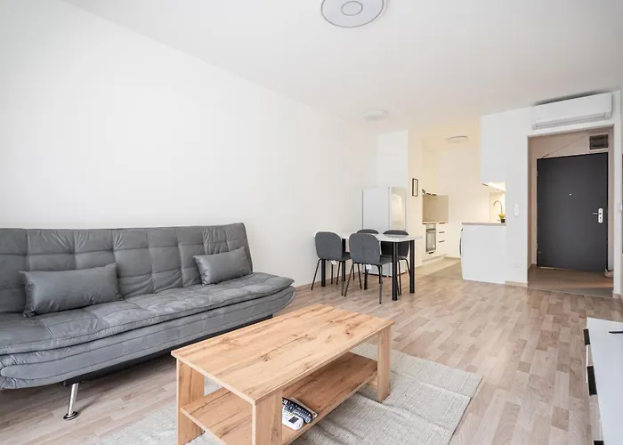 Downtown Lonyay 38 *