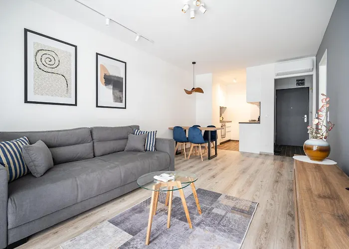 Downtown Lonyay 38 *