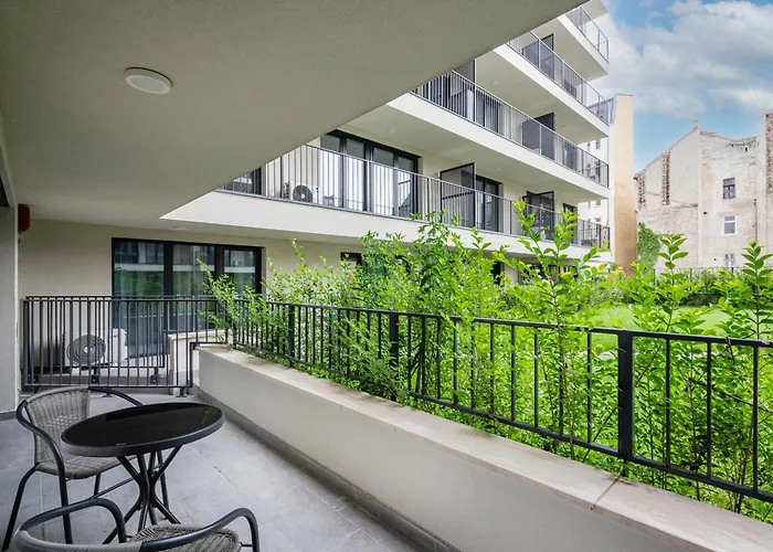 Downtown Lonyay 38 *