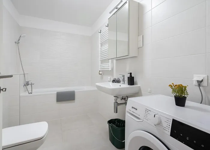 Downtown Lonyay 38 *